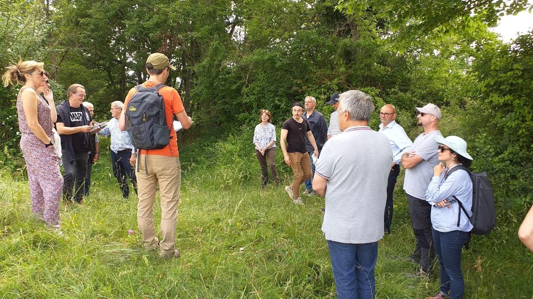 Groupe de personnes en discussion